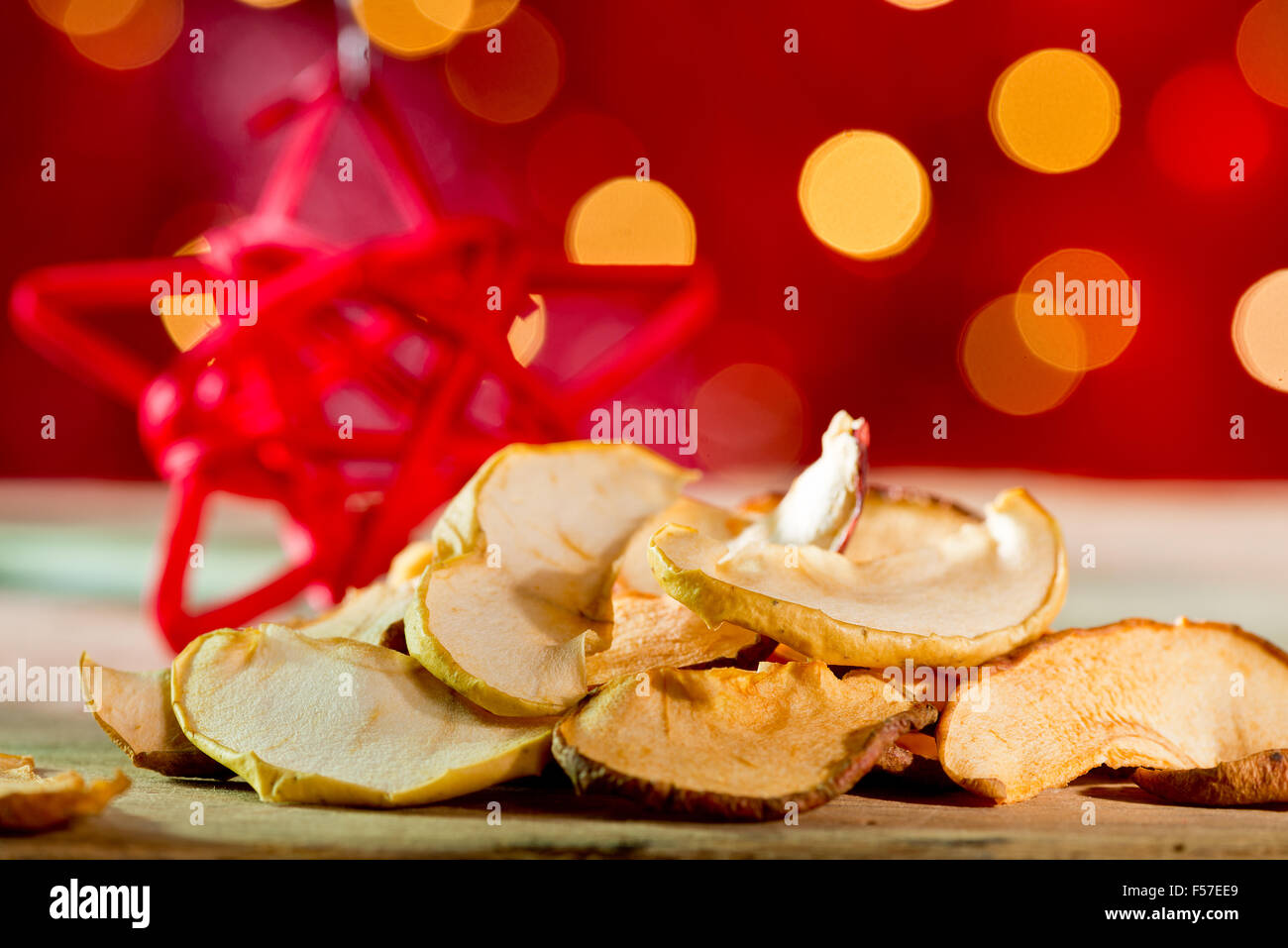 Frutta secca con stella rossa su sfondo rosso Foto Stock