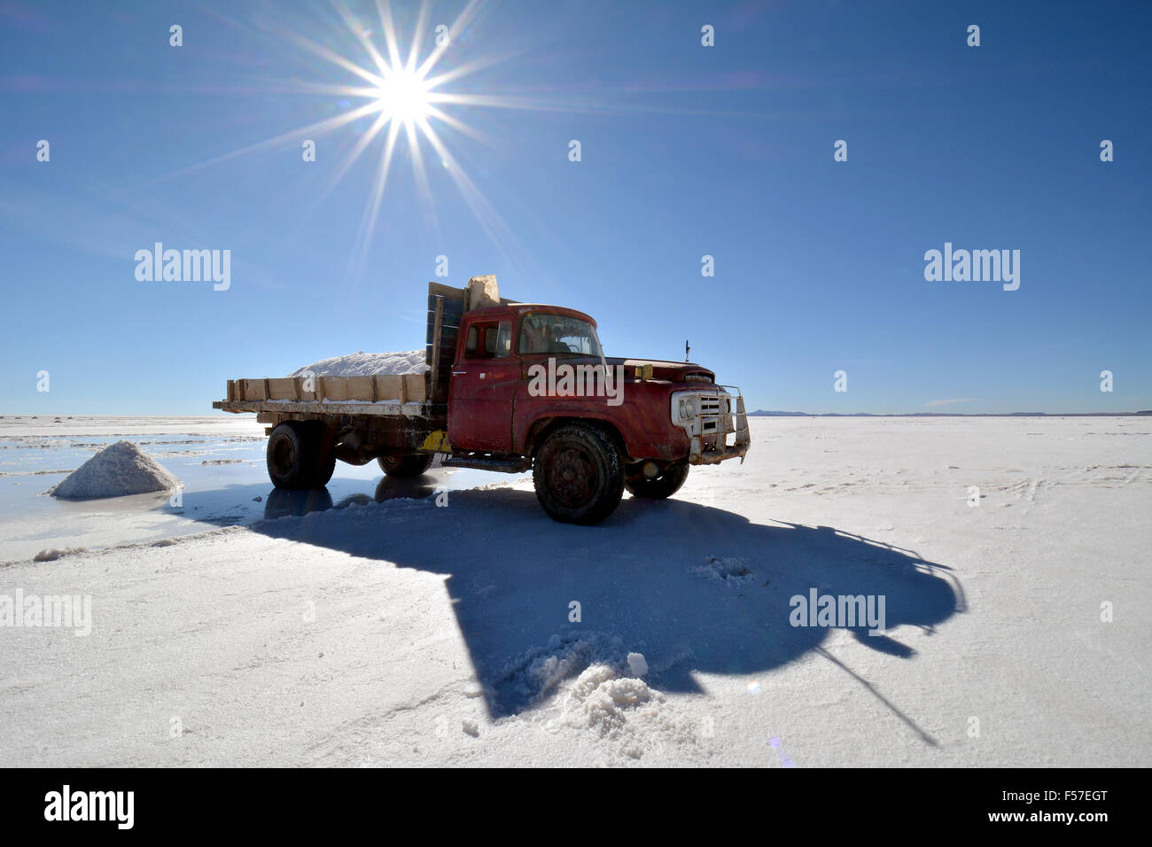 Vecchio camion utilizzati per il trasporto di sale, sul lago di sale Salar de Uyuni, Altiplano, Bolivia Foto Stock