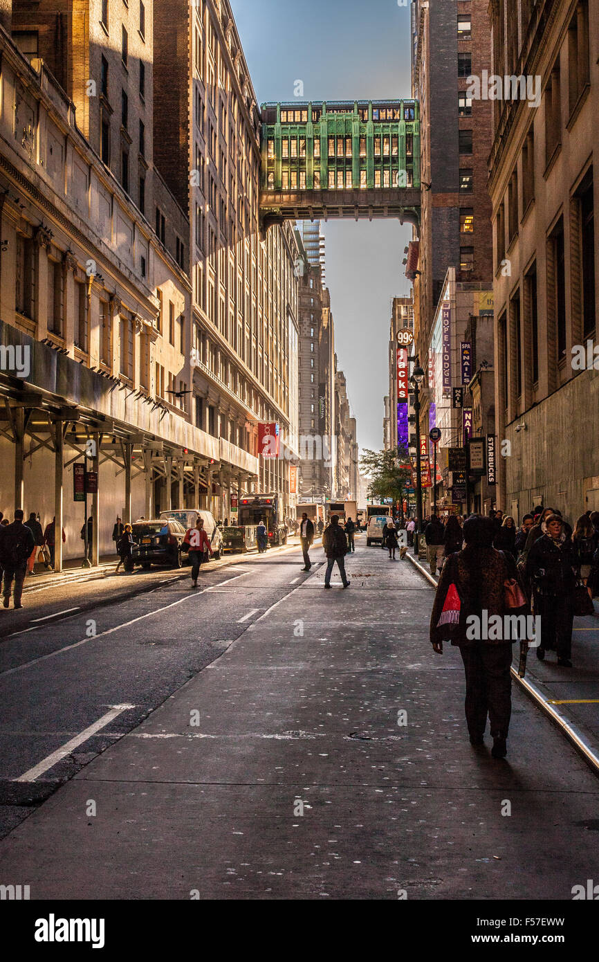 Gimbels attraversare o ponticello del cielo su W. 32nd Street, Manhattan, New York City, Stati Uniti d'America. Foto Stock