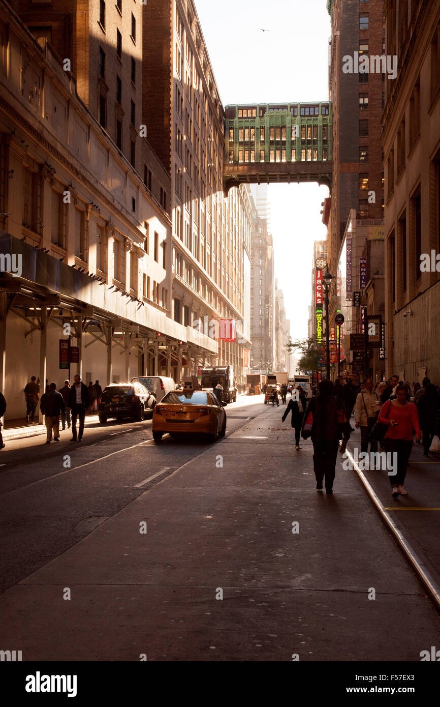 Gimbels attraversare o ponticello del cielo su W. 32nd Street, Manhattan, New York City, Stati Uniti d'America. Foto Stock