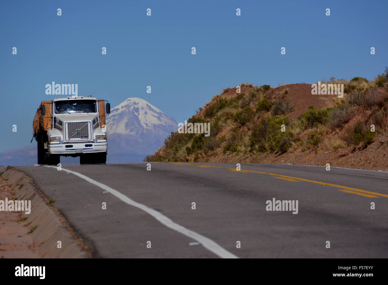 Carrello sulla strada di fronte al vulcano sajama, altiplano, confine per la Bolivia, Cile Foto Stock