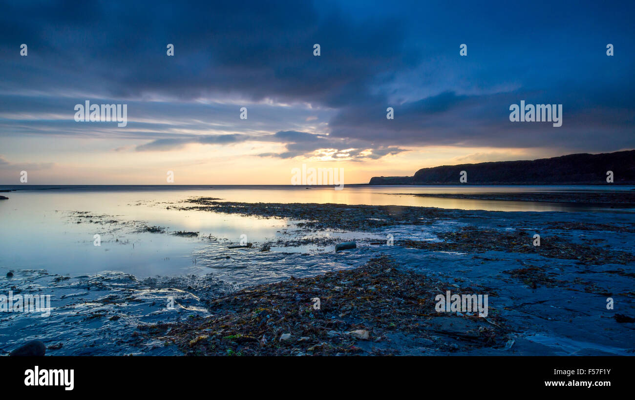 Tramonto a Kimmeridge Bay nel Dorset, con sfumature di blu Foto Stock