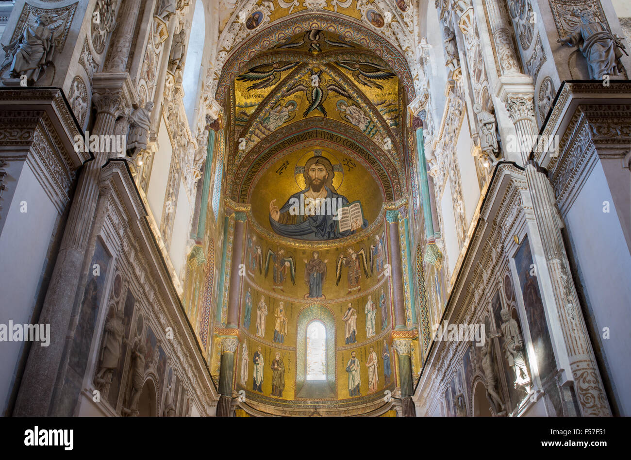 Cristo Pantocratore mosaico dell altare della Basilica Cattedrale di Cefalù, Sicilia. L'Italia. Foto Stock