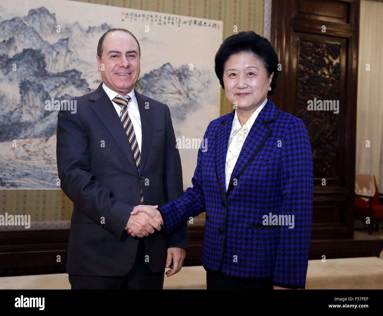(151029) -- PECHINO, Ott. 29, 2015 (Xinhua) -- Chinese Vice Premier Liu Yandong (R) incontra israeliano con il Vice Primo Ministro Silvan Shalom a Pechino Capitale della Cina, Ottobre 29, 2015. (Xinhua/Ju Peng) (dyhqwl) Foto Stock