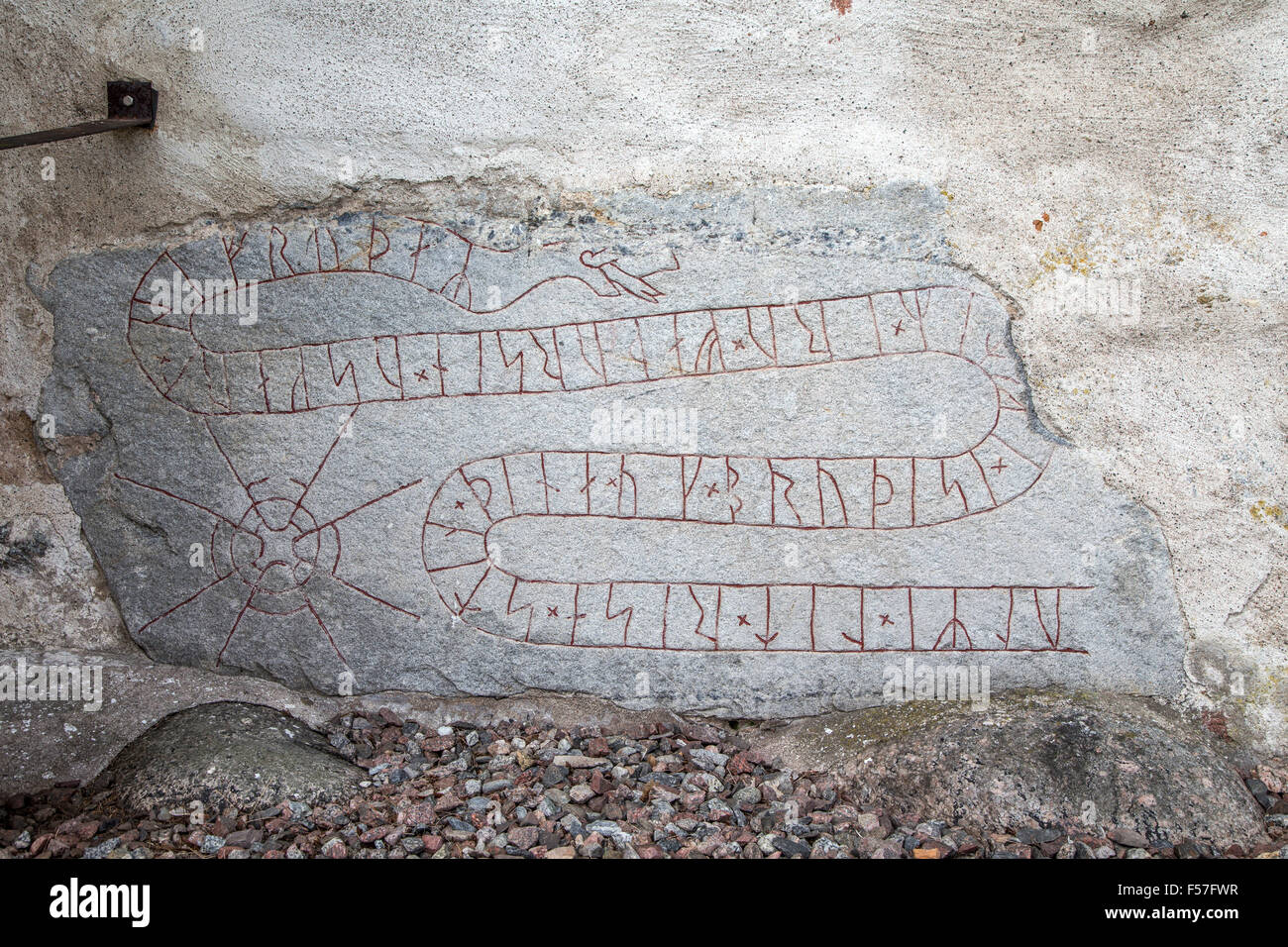 Runestone U 335, Orkesta chiesa parrocchiale Orkesta, Uppland, Svezia. Foto Stock