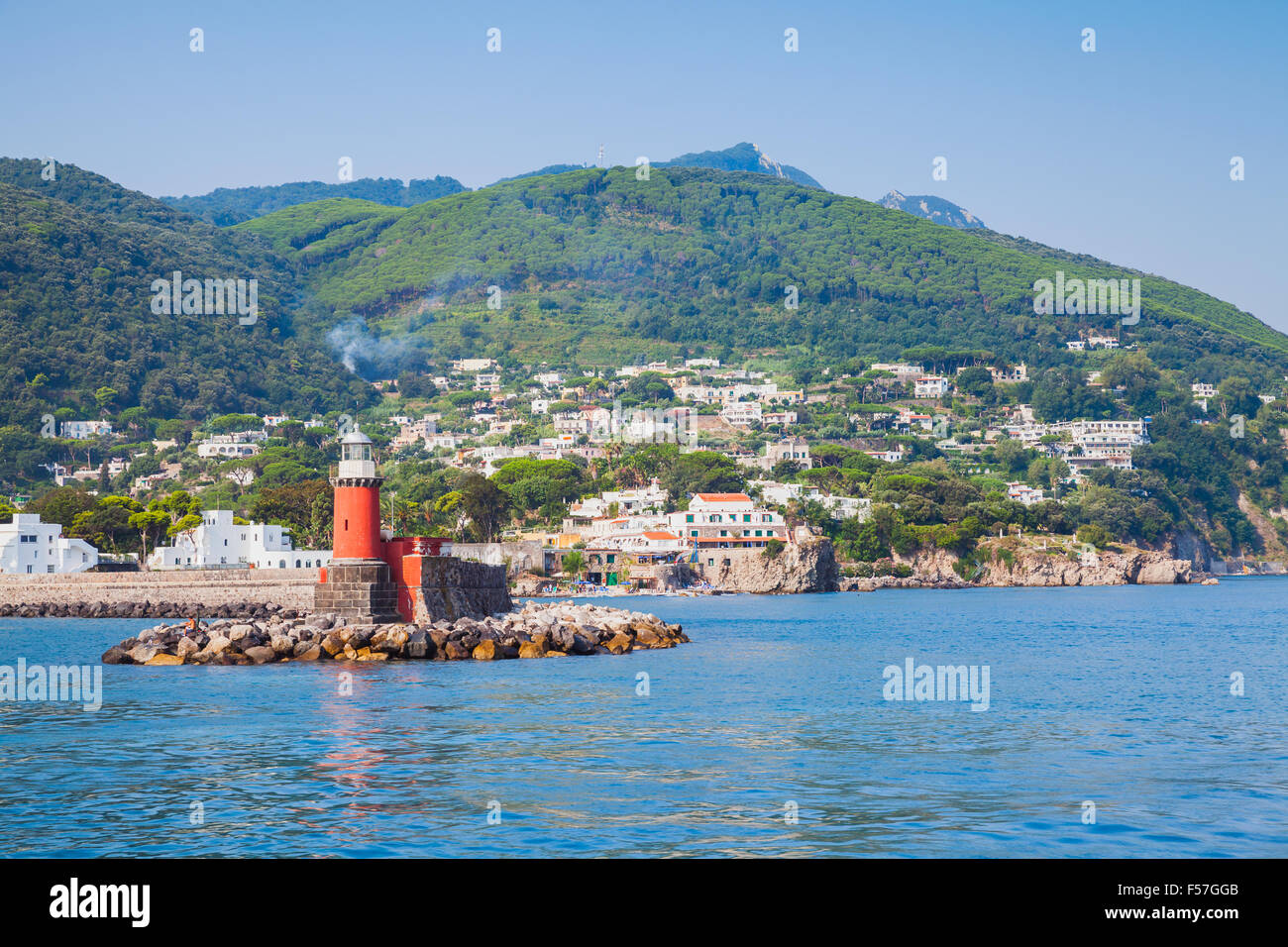 Rosso Torre Faro sulla scogliera di pietra. Ischia Porto. Mare Mediterraneo e della baia di Napoli, Italia Foto Stock