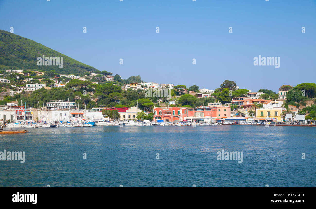 Costiera paesaggio panoramico, porto dell'isola di Ischia. Mare Mediterraneo e della baia di Napoli, Italia Foto Stock