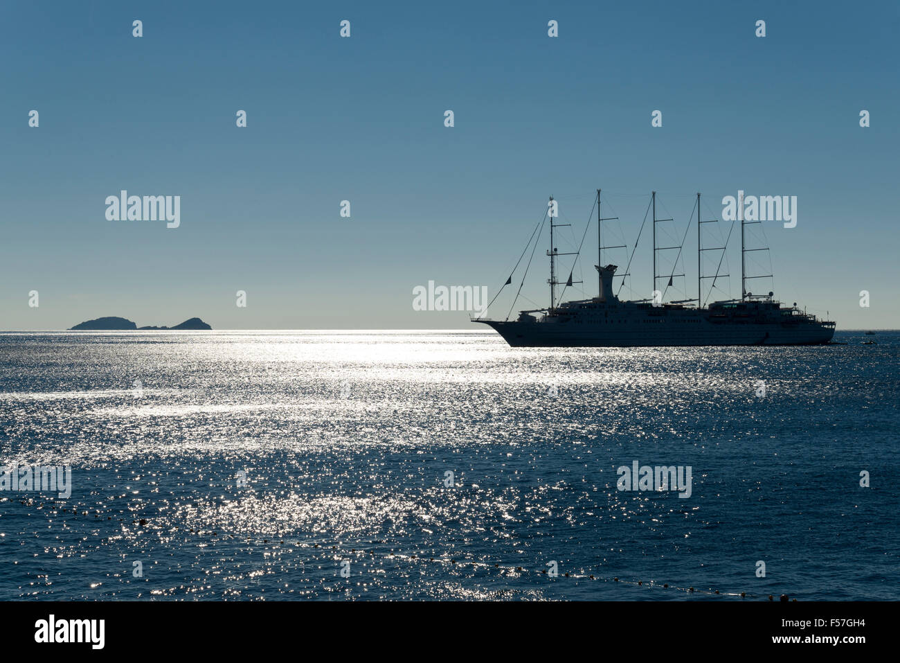 Barca a vela nave da crociera al punto di ancoraggio. Foto Stock