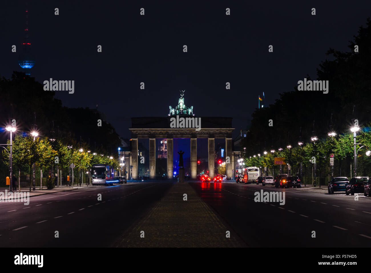 Berlino, Germania - 13 ottobre 2015: una vista sulla Porta di Brandeburgo dal XVII del giugno Street. Foto Stock