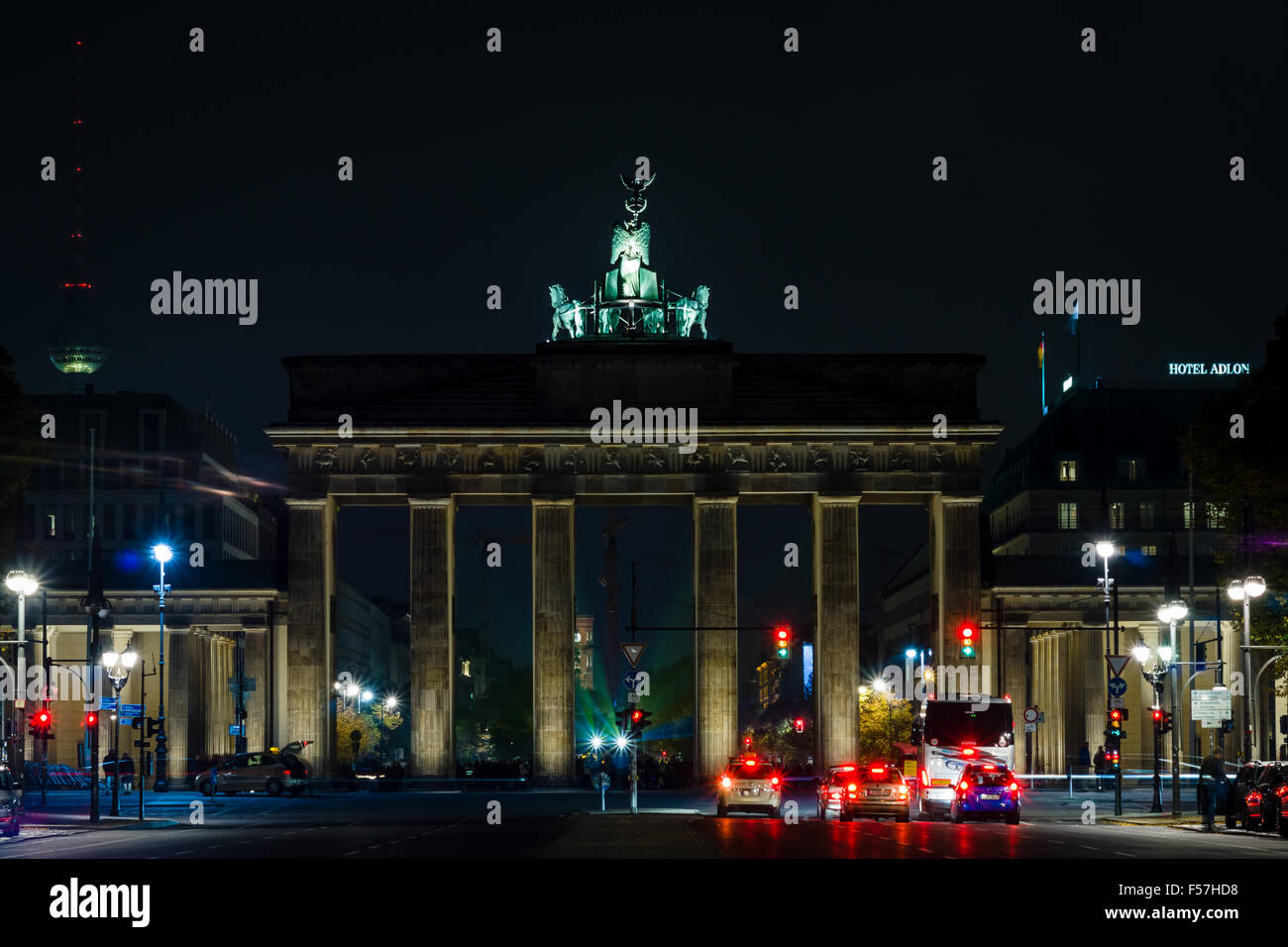 Berlino, Germania - 13 ottobre 2015: una vista sulla Porta di Brandeburgo dal XVII del giugno Street. Foto Stock