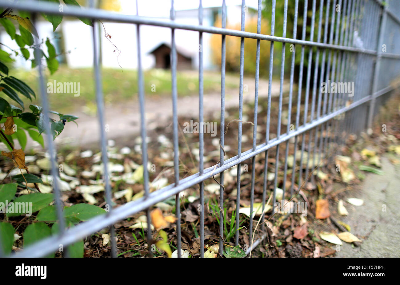 Dortmund, Germania. 29 ott 2015. La recinzione presso una scuola materna a Dortmund, Germania, il 29 ottobre 2015. Il dipartimento dei vigili del fuoco ha portato quattro bambini in ospedale come una precauzione dopo che essi eventualmente è entrato in contatto con i ratticidi presso la scuola materna. I due e tre anni potrebbe andare a casa il giorno stesso. Un portavoce per l'istituzione di governo ha spiegato che i ratticidi nella concentrazione che è stato stabilito è innocuo per le persone. Si tratta di un caso di sangue più sottile. L'esca è stato enunciato dalla fine della città. Foto: MARCEL KUSCH/dpa/Alamy Live News Foto Stock