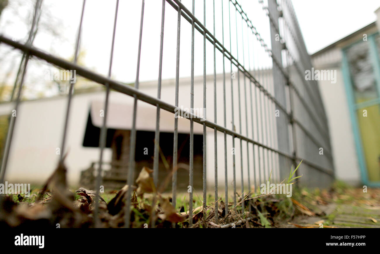 Dortmund, Germania. 29 ott 2015. La recinzione presso una scuola materna a Dortmund, Germania, il 29 ottobre 2015. Il dipartimento dei vigili del fuoco ha portato quattro bambini in ospedale come una precauzione dopo che essi eventualmente è entrato in contatto con i ratticidi presso la scuola materna. I due e tre anni potrebbe andare a casa il giorno stesso. Un portavoce per l'istituzione di governo ha spiegato che i ratticidi nella concentrazione che è stato stabilito è innocuo per le persone. Si tratta di un caso di sangue più sottile. L'esca è stato enunciato dalla fine della città. Foto: MARCEL KUSCH/dpa/Alamy Live News Foto Stock