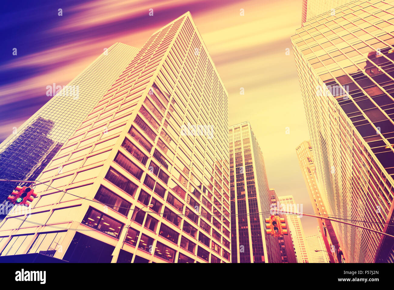 Vintage tonica grattacieli con movimento sfocati sky, moderno business background. Foto Stock