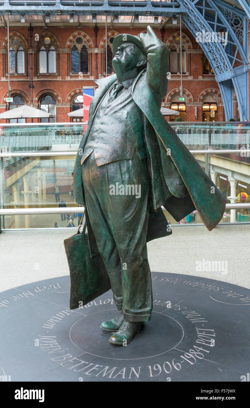 Statua di bronzo di sir John betjeman sulla piattaforma alla stazione di St Pancras Londra Inghilterra REGNO UNITO GB EU Europe Foto Stock