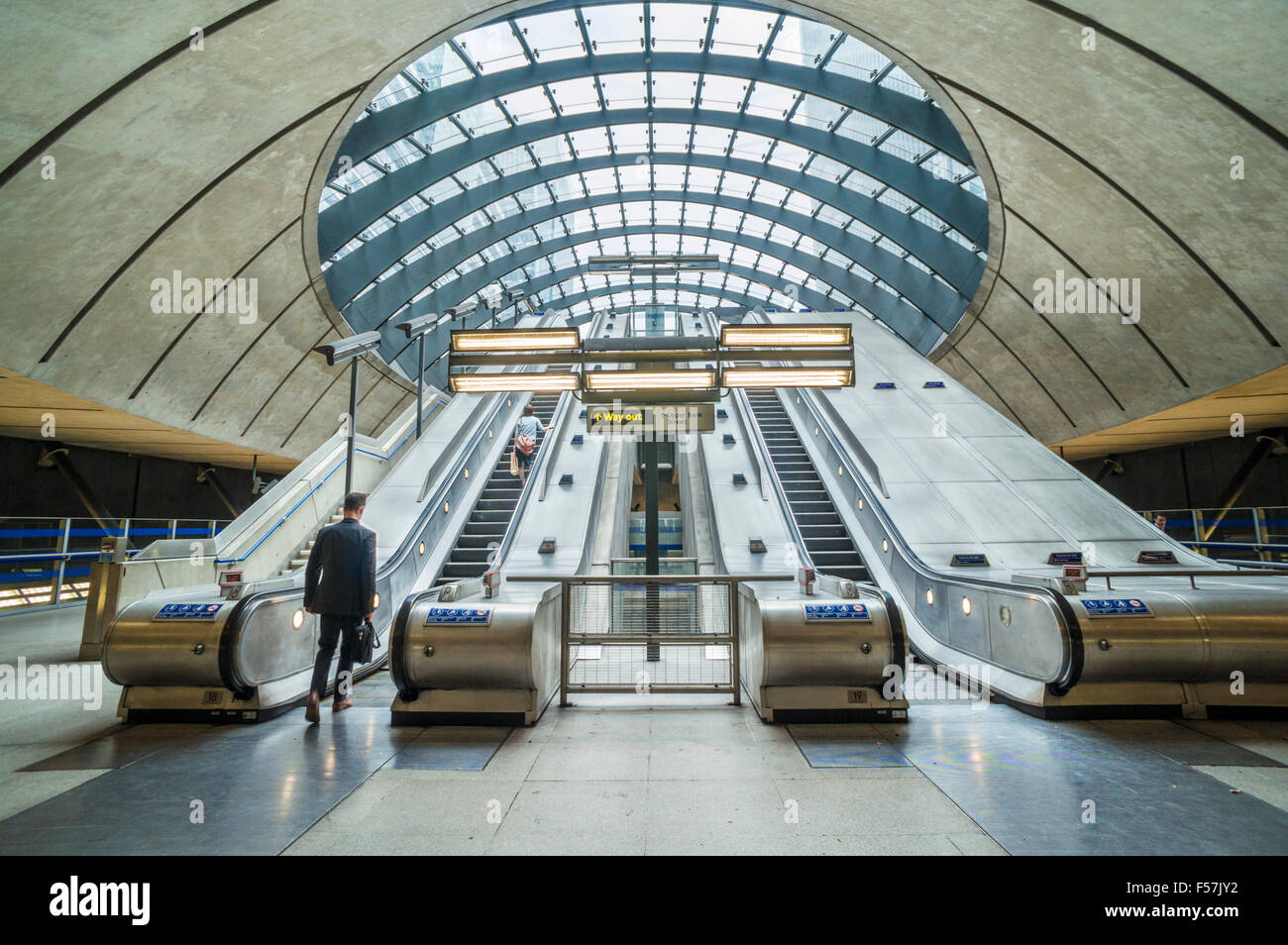 Canary Wharf DLR stazione metropolitana di ingresso con scale mobili Londra Inghilterra Regno unito Gb EU Europe Foto Stock