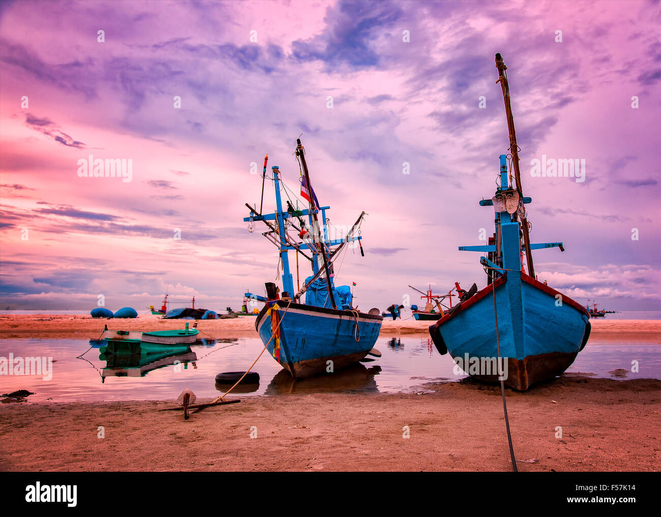 Immagine di piccole imbarcazioni da pesca sulla spiaggia all'alba. Hua Hin, Thailandia. Foto Stock