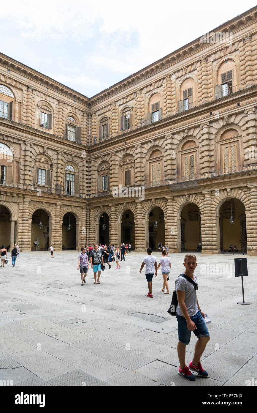 Firenze,Italy-August 26,2014:i turisti a piedi intorno e in attesa al di fuori del Palazzo Pitti (Palazzo Pitti) durante un giorno nuvoloso. Foto Stock