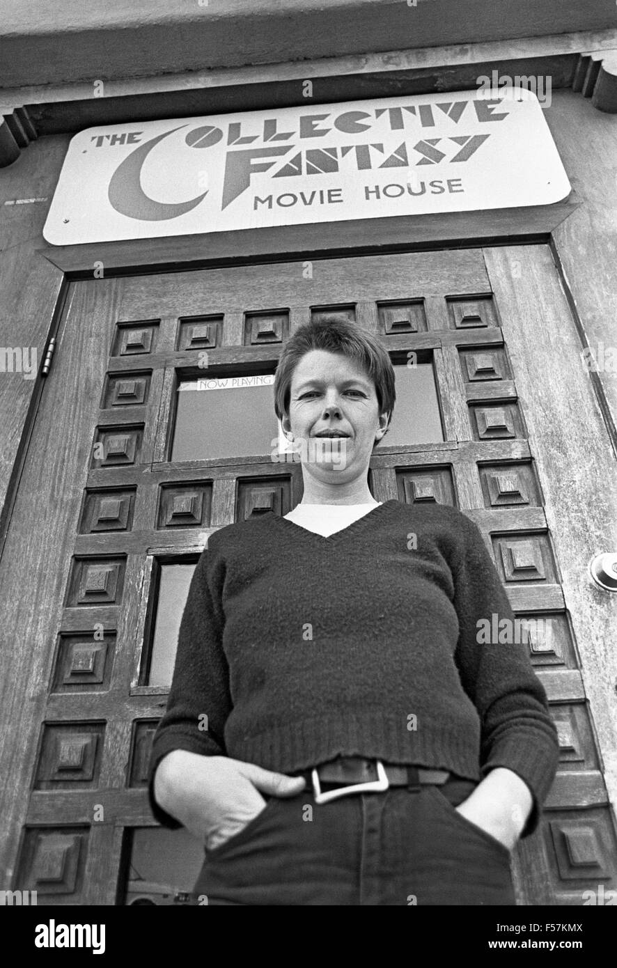 Una donna negli anni settanta con molto di capelli corti sta in piedi di fronte ad un cinema a Santa Fe, New Mexico Foto Stock