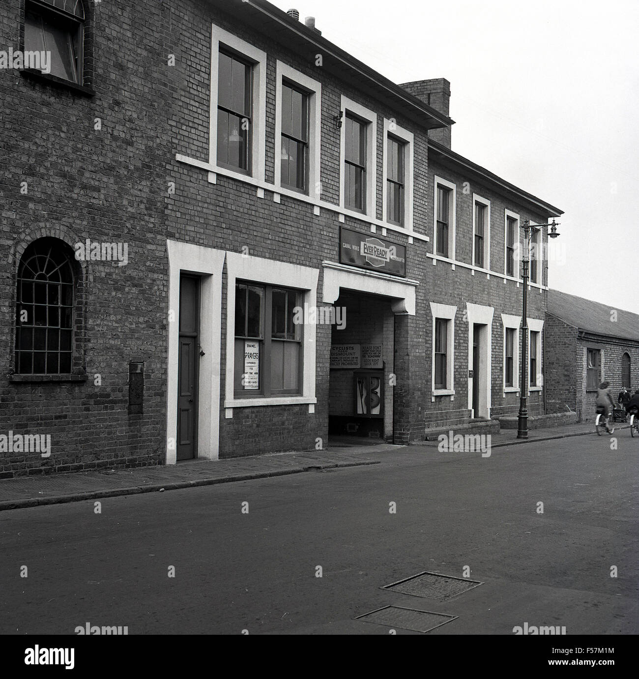 Foto storica degli anni '1950 di J Allan Cash, vista esterna della Ever Ready batter Company's, Canal Works, in Lower Walsall Street, Wolverhampton, Regno Unito. Quando il produttore di motociclette e veicoli, A.J.S., andò in liquidazione, la sua sede di Lower Walsall Street fu venduta a Ever Ready e divenne un importante centro per la produzione delle sue torce e divenne nota come Canal Works. Foto Stock