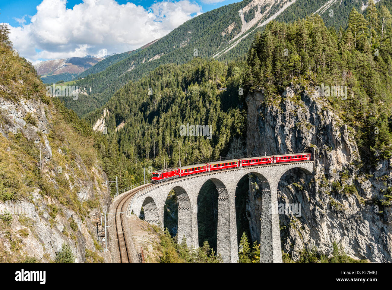 Glacier Express al Viadotto Landwasser alle Alpi svizzere, Svizzera Foto Stock