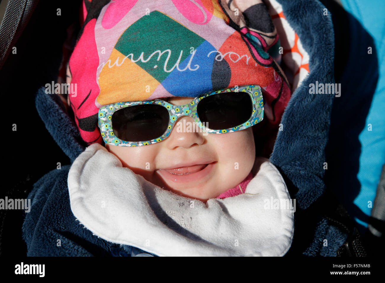 Little baby con occhiali da sole e cappelli. Foto Stock