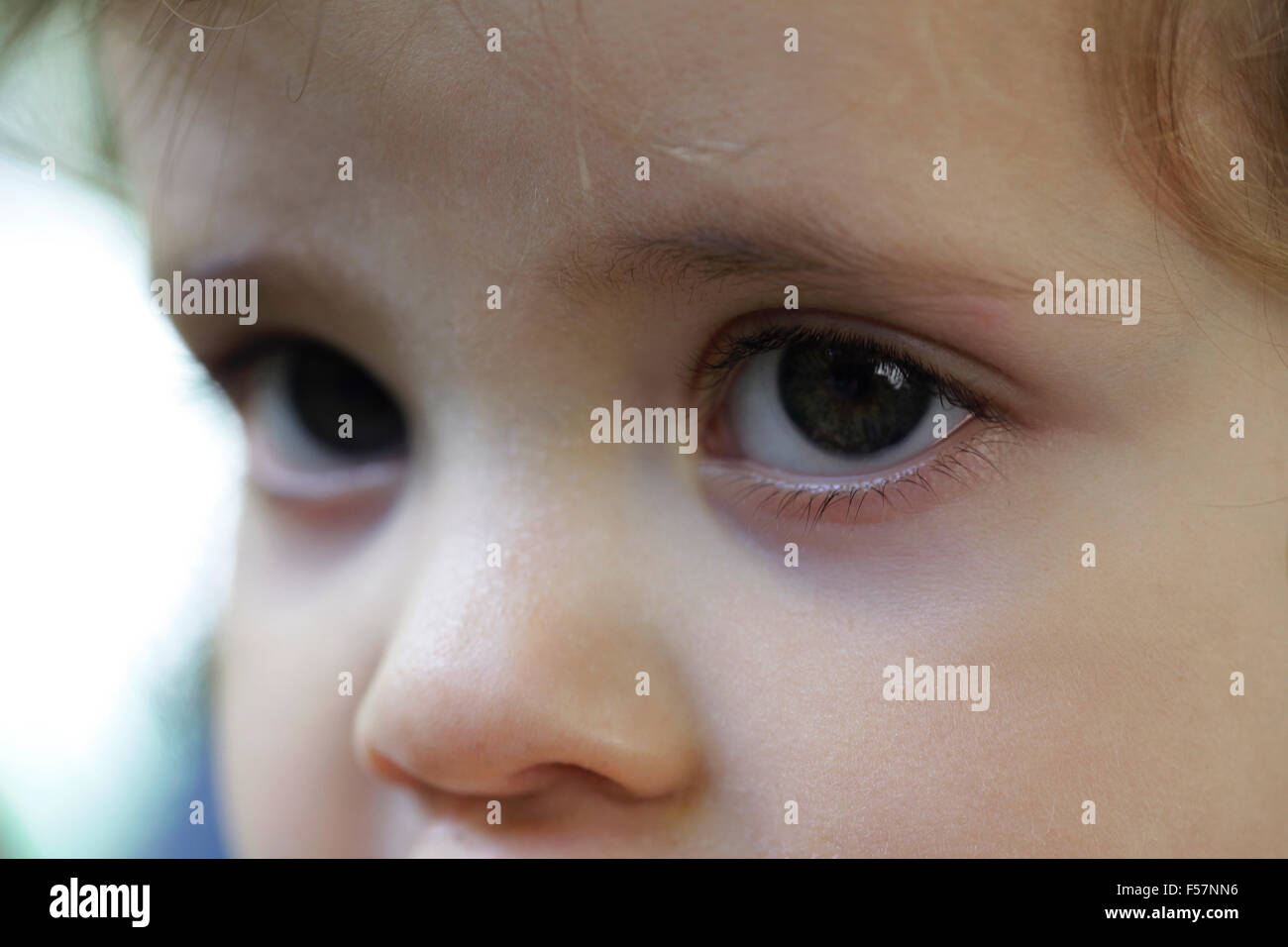 Baby occhi guardando. Foto Stock