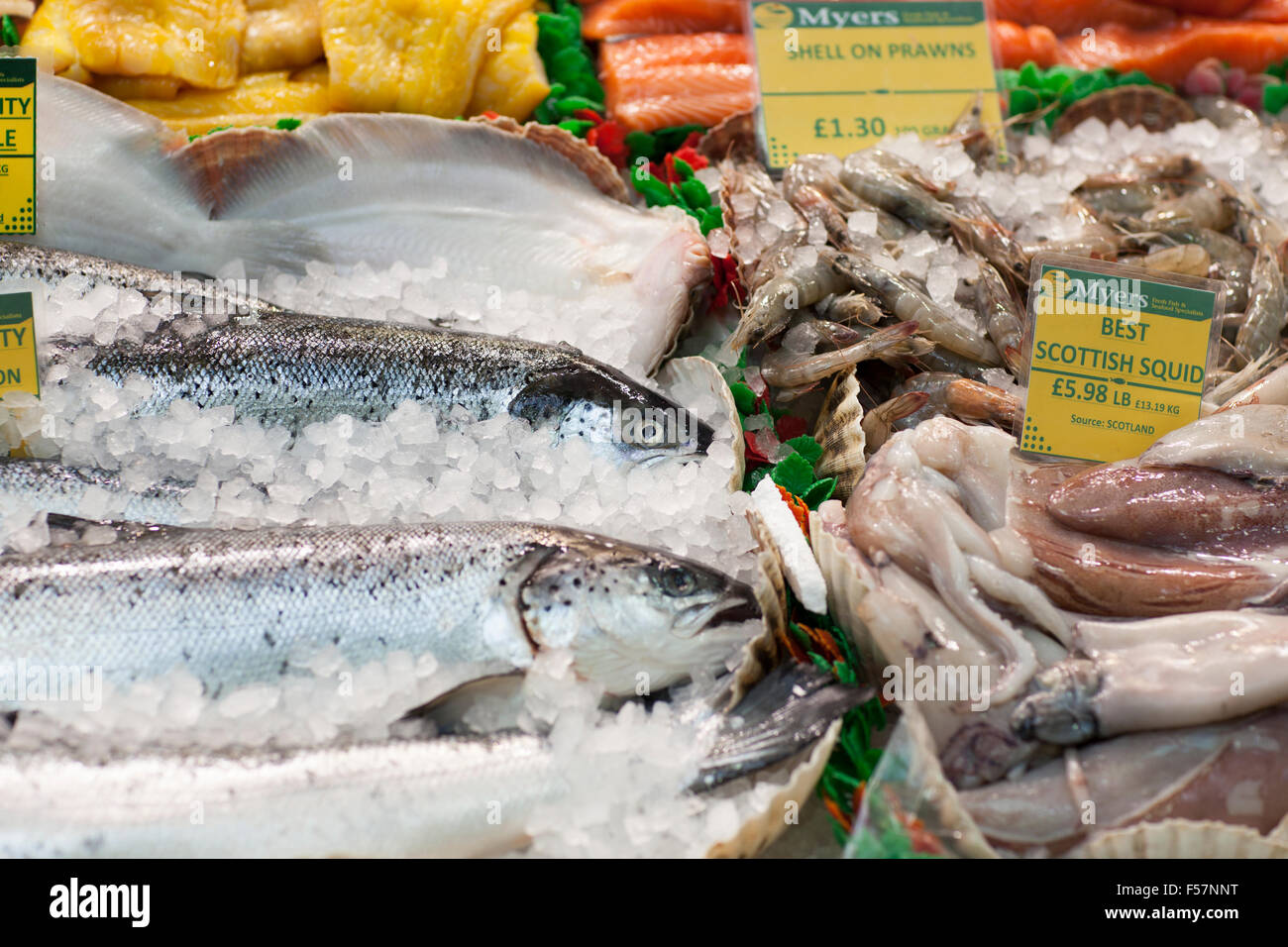 Regno Unito, Leeds, specialità di pesce e frutti di mare in stallo il mercato di Leeds. Foto Stock