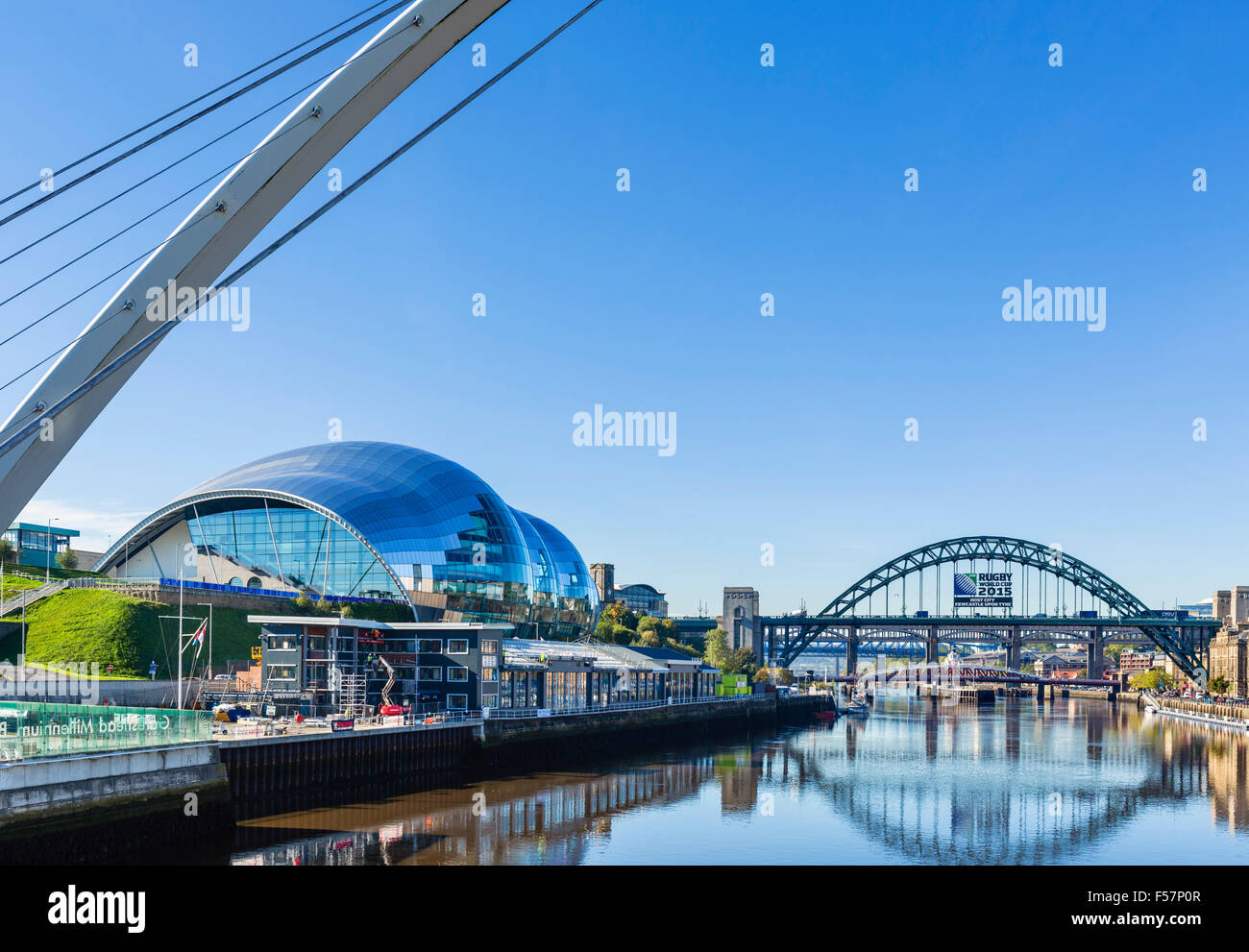Fiume Tyne guardando verso il Sage Gateshead e Tyne Bridge da Gateshead Millennium Bridge, Newcastle, Tyne and Wear, Regno Unito Foto Stock