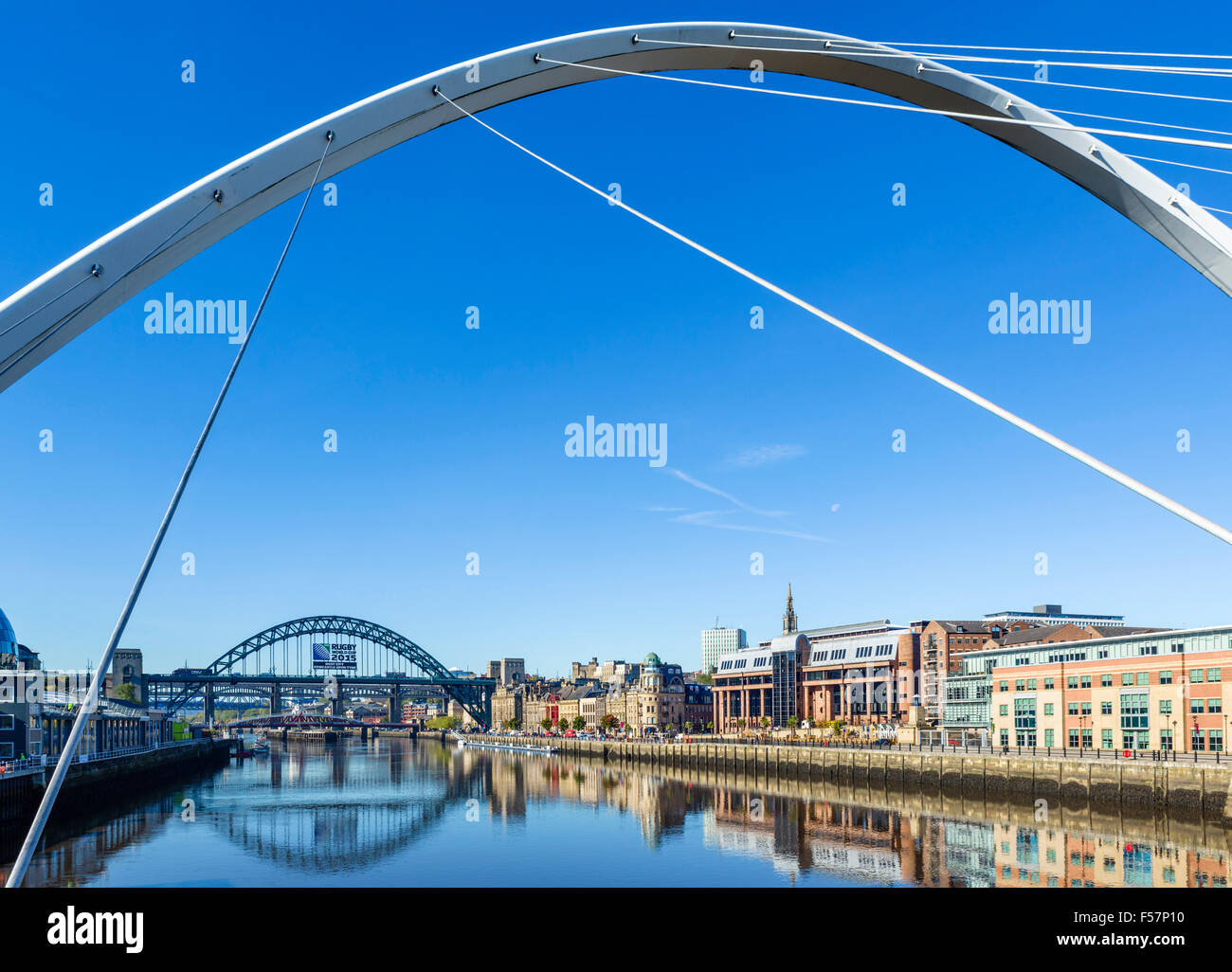 Fiume Tyne guardando verso Newcastle Quayside e Tyne Bridge da Gateshead Millennium Bridge, Newcastle, Tyne and Wear, Regno Unito Foto Stock