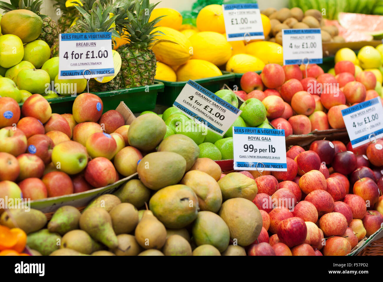 Regno Unito, Leeds, vari frutti per la vendita su uno stallo Leeds mercato. Foto Stock