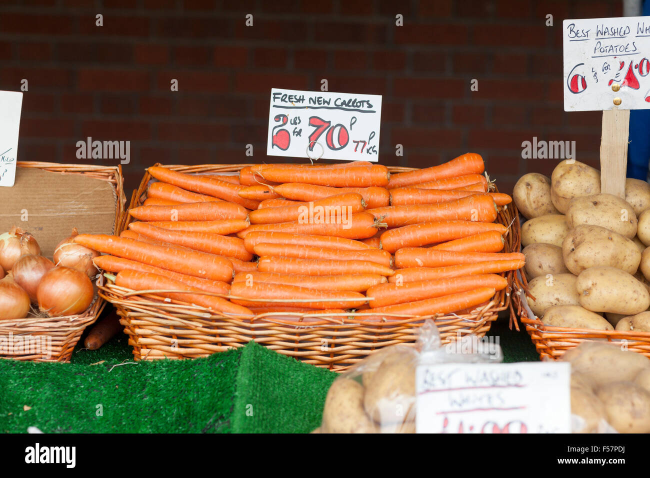 Regno Unito, Leeds, carote per la vendita in stallo in Leeds mercato. Foto Stock