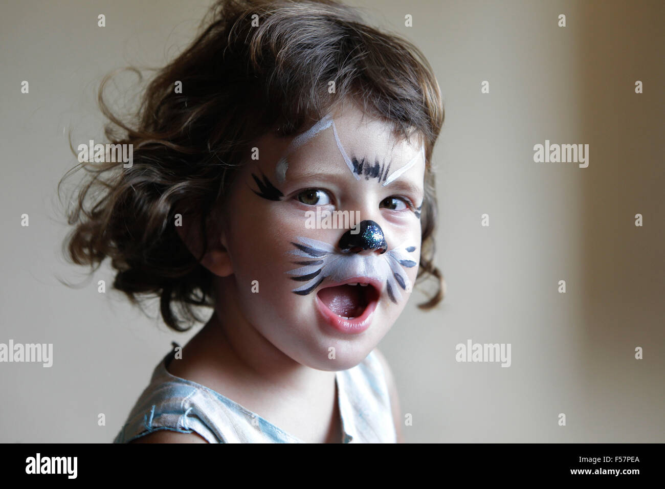 Bambino con dipinti e costituito in faccia. Foto Stock