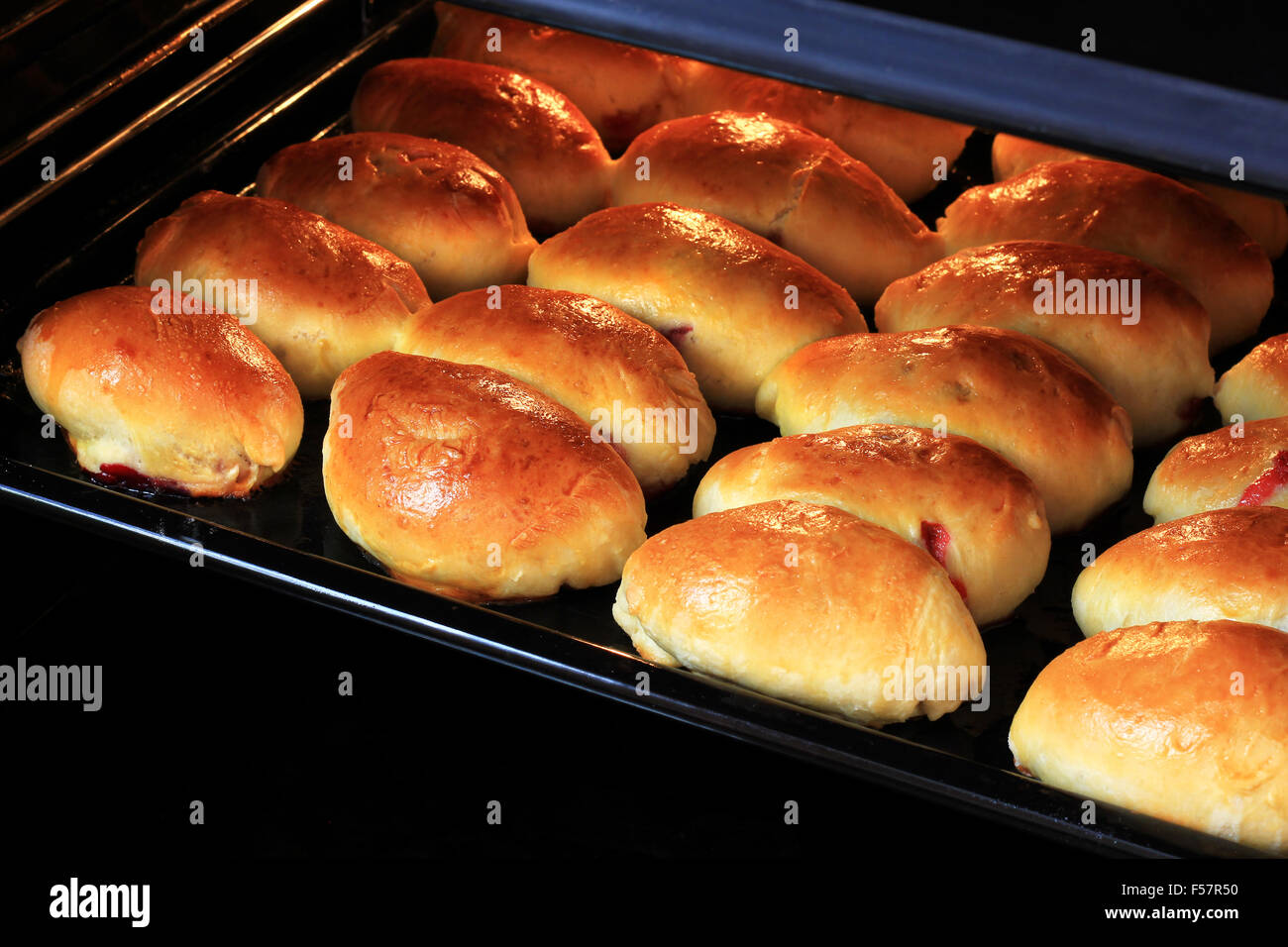 Torte fatte in casa con la marmellata sono cotti al forno Foto Stock