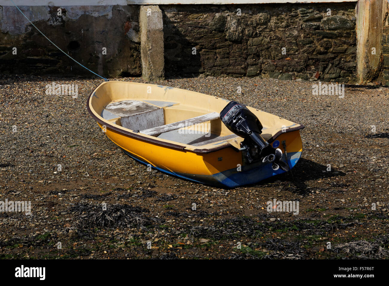 Piccola imbarcazione giallo a bassa marea in salcombe Harbour Foto Stock