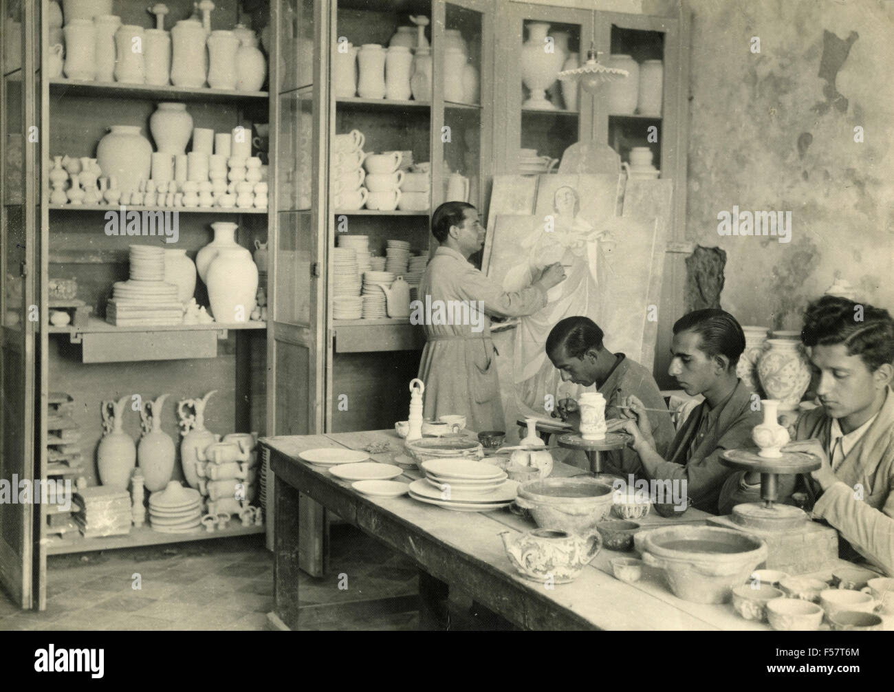 Laboratorio di decorazione, scuola di ceramica, Caltagirone, Italia Foto  stock - Alamy