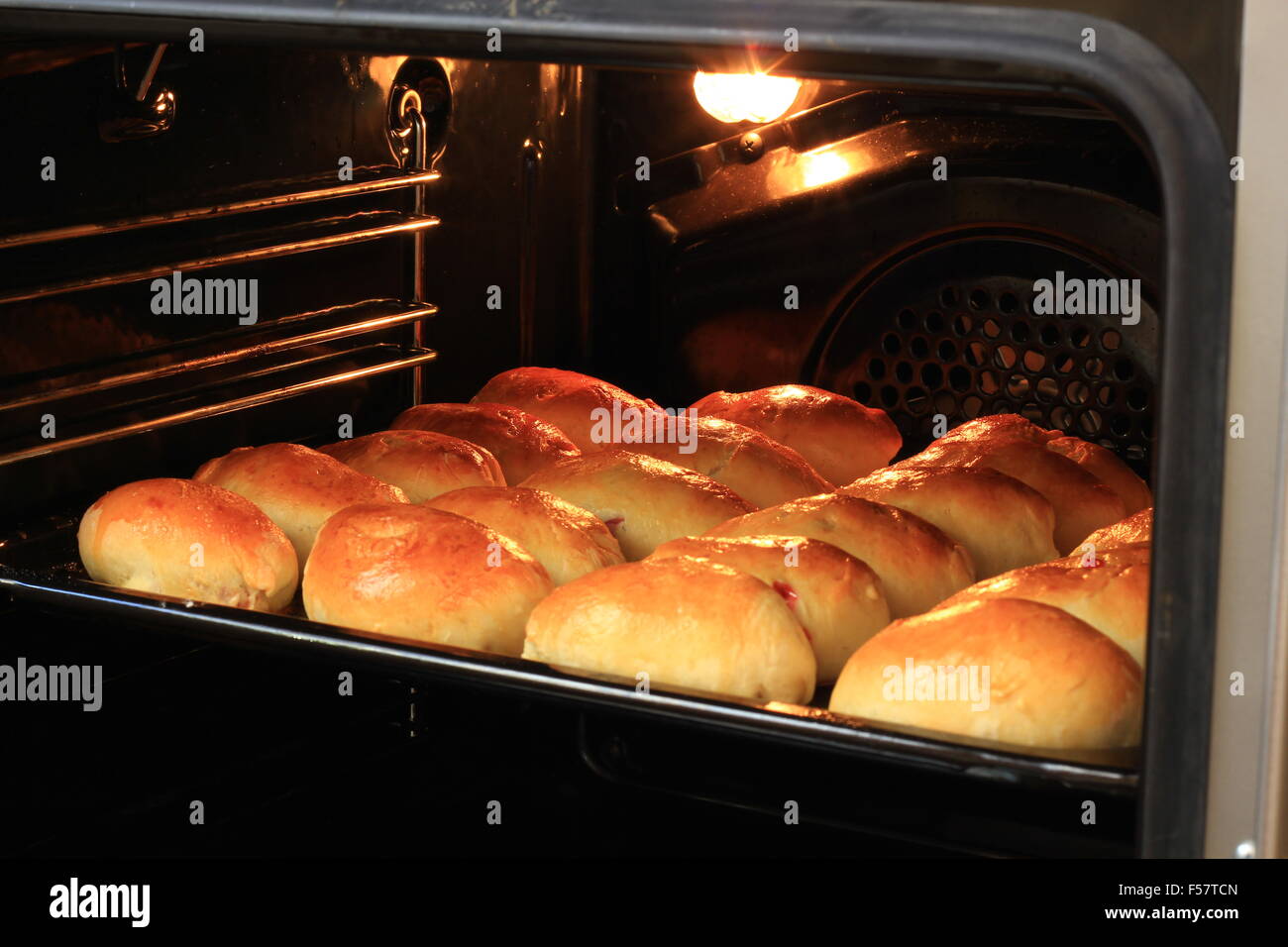 Torte fatte in casa con la marmellata sono cotti al forno Foto Stock
