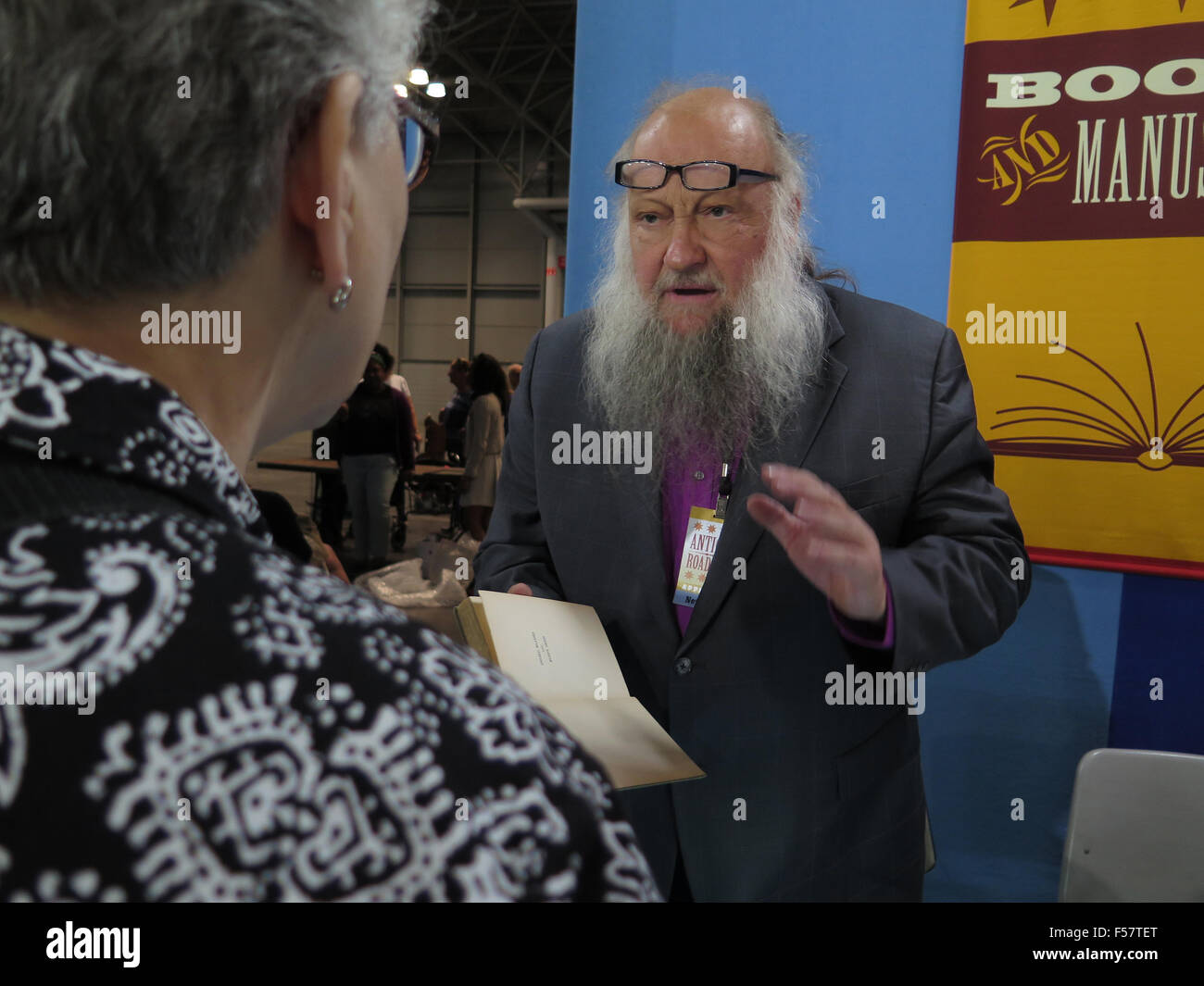 Mostra di antiquariato durante le riprese al Javits Center di New York City. Ken Sanders valuta PRENOTA.; Foto Stock