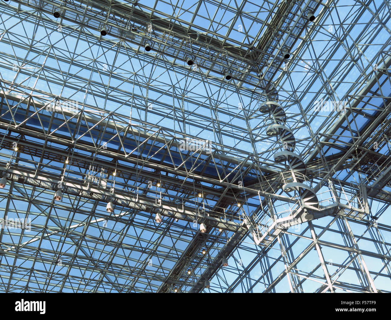 Vista astratta di soffitto di vetro del Jacob Javits Convention Center di New York City, progettato dall'architetto I.M. Pei Foto Stock