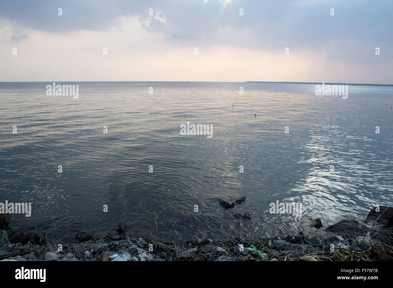 Cielo di tramonto acqua oceano blu mare sera le nubi di estate spiaggia shore sfondo sfondo al tramonto la corsa elastica Foto Stock