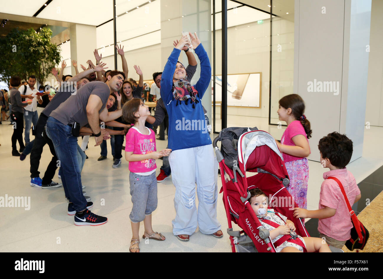 (151029) -- DUBAI, Ottobre 29, 2015 (Xinhua) -- i clienti prendono un gruppo selfie in un Apple Store durante il suo giorno di apertura presso un centro commerciale per lo shopping a Dubai, Emirati arabi uniti, Ottobre 29, 2015. Apple ha aperto il suo primo store in Medio Oriente con due negozi negli Emirati Arabi Uniti. I due nuovi negozi di Cupertino, California-basato del gigante tecnologico sono in Dubai Mall of the Emirates e Abu Dhabi Yas del Mall. (Xinhua/Li Zhen) Foto Stock