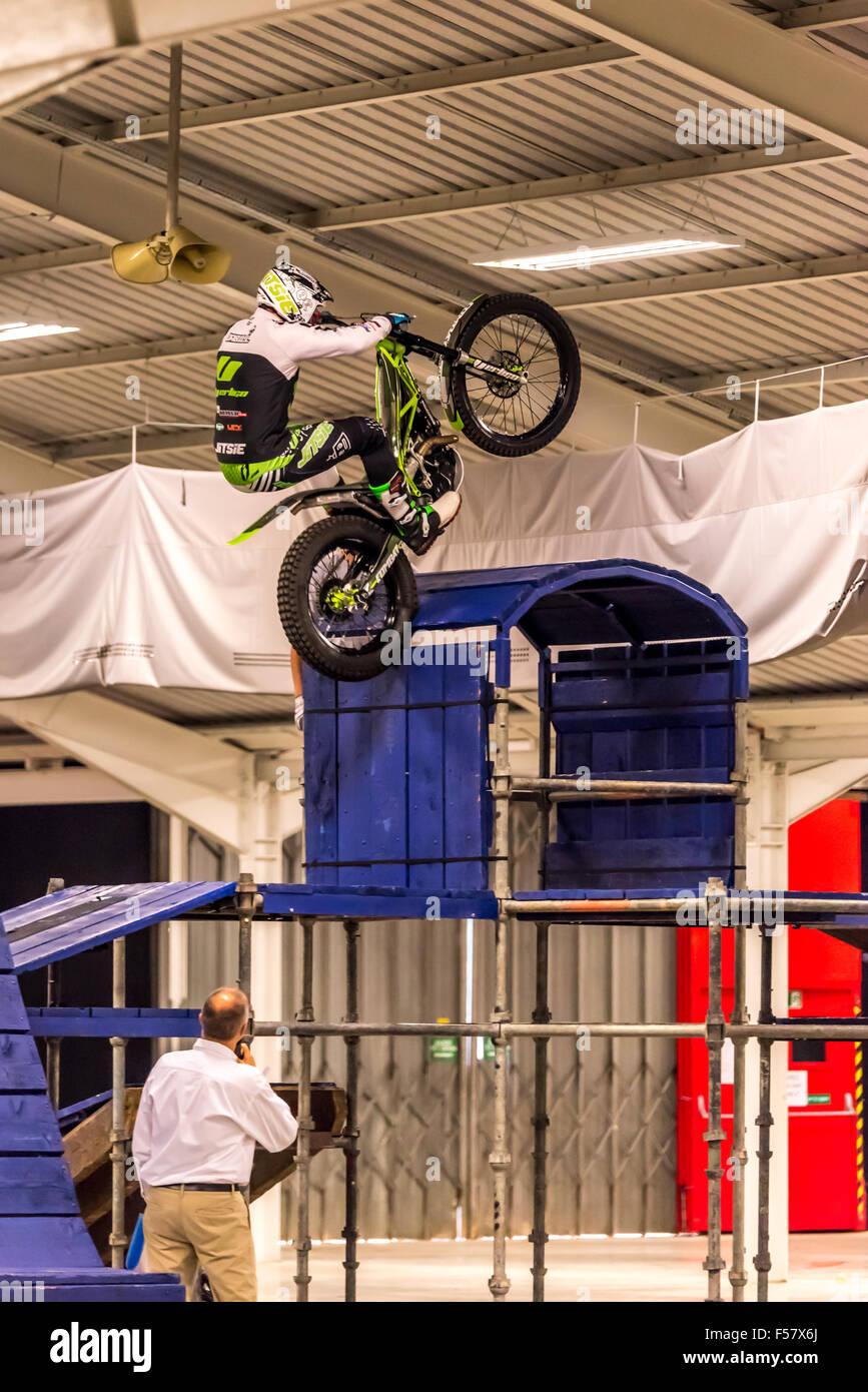 Stoneleigh Park, Warwickshire, Regno Unito. Giovedì 29 Ottobre 2015 regnante sperimentazioni britanniche Champion James Dabill in sella ad alta come egli affronta la mostra in corso presso la dirt bike show Stoneleigh Park Warwickshire Credito: David Holbrook/Alamy Live News Foto Stock