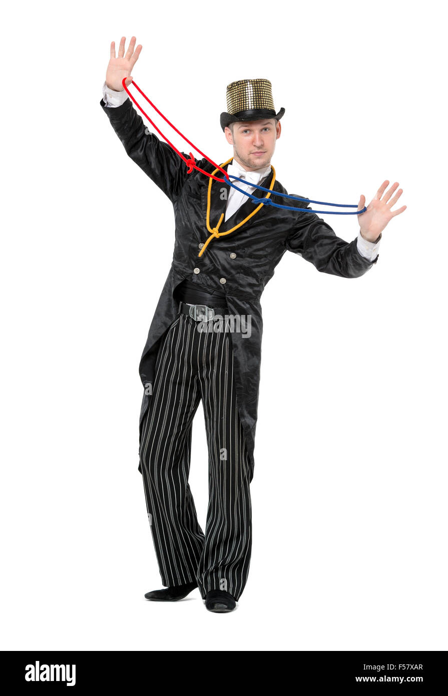 Illusionista mostra trucchi con una corda, su sfondo bianco Foto Stock