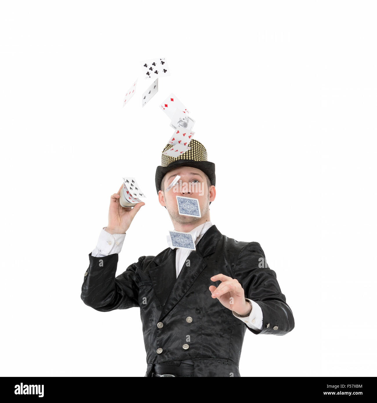 Illusionista mostra trucchi con carta da gioco, su sfondo bianco Foto Stock