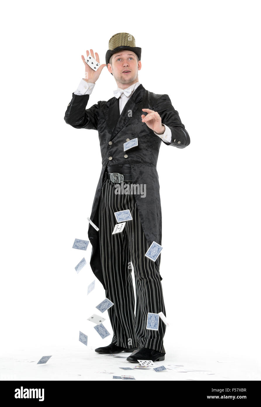 Illusionista mostra trucchi con carta da gioco, su sfondo bianco Foto Stock