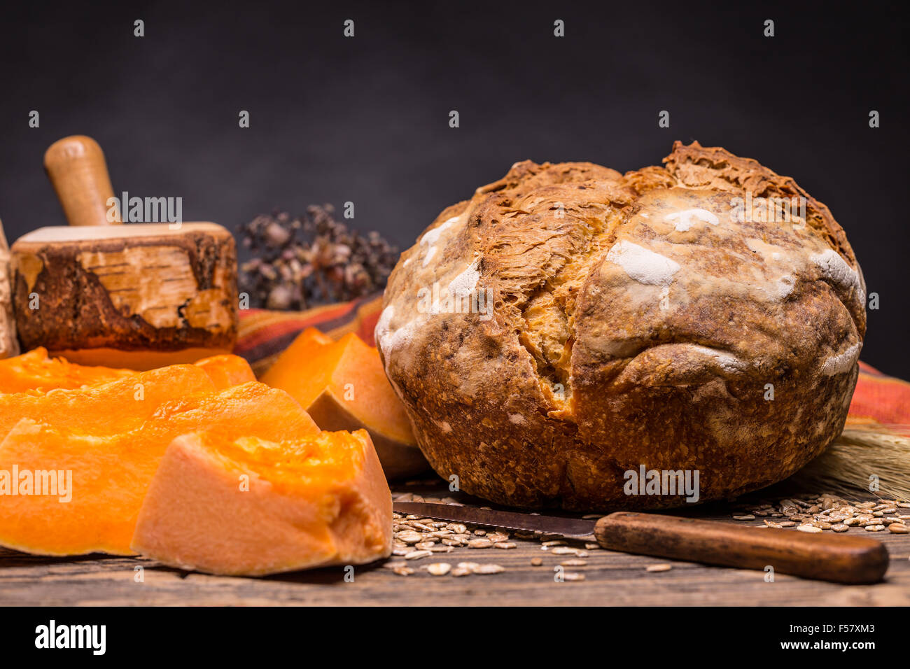 Una pagnotta di pane con la zucca su sfondo di legno Foto Stock