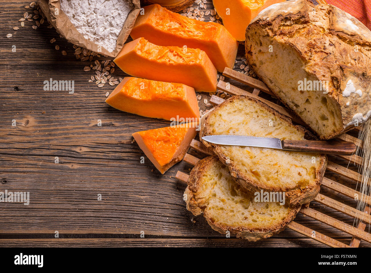 Fetta di pane con la zucca su sfondo di legno Foto Stock