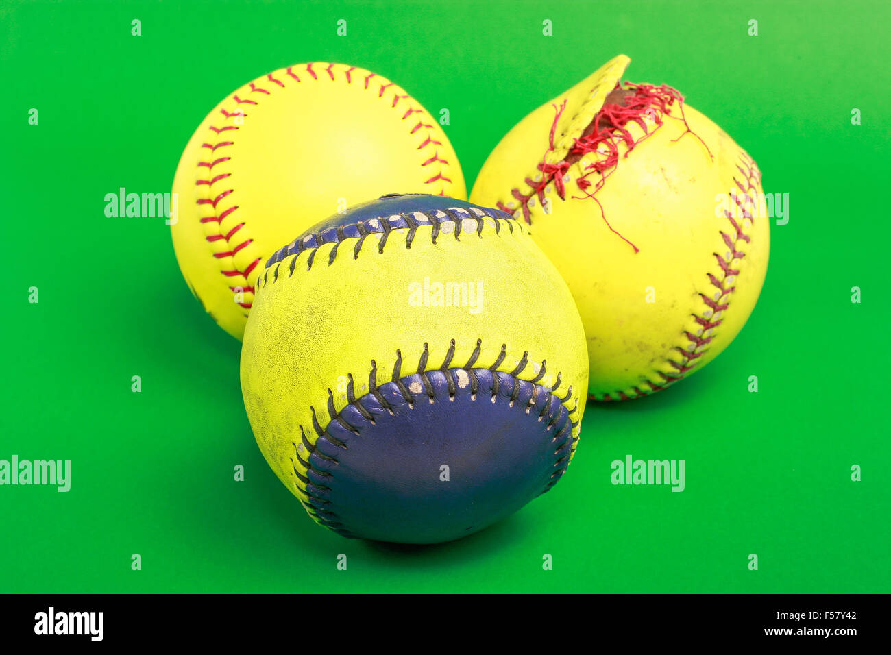 Softball sfera isolata su sfondo verde Foto Stock