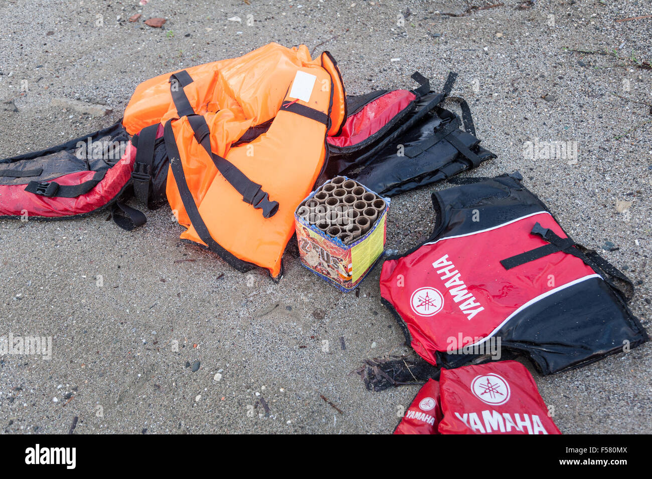 Giubbotti di salvataggio per timore da parte dei migranti e dei rifugiati in sulla spiaggia sull'isola di Kos in Grecia. Foto Stock