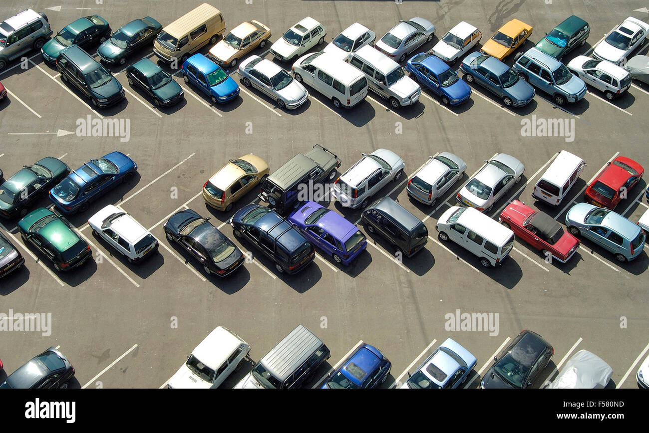 Parcheggio auto visto dal di sopra in vista degli uccelli Foto Stock
