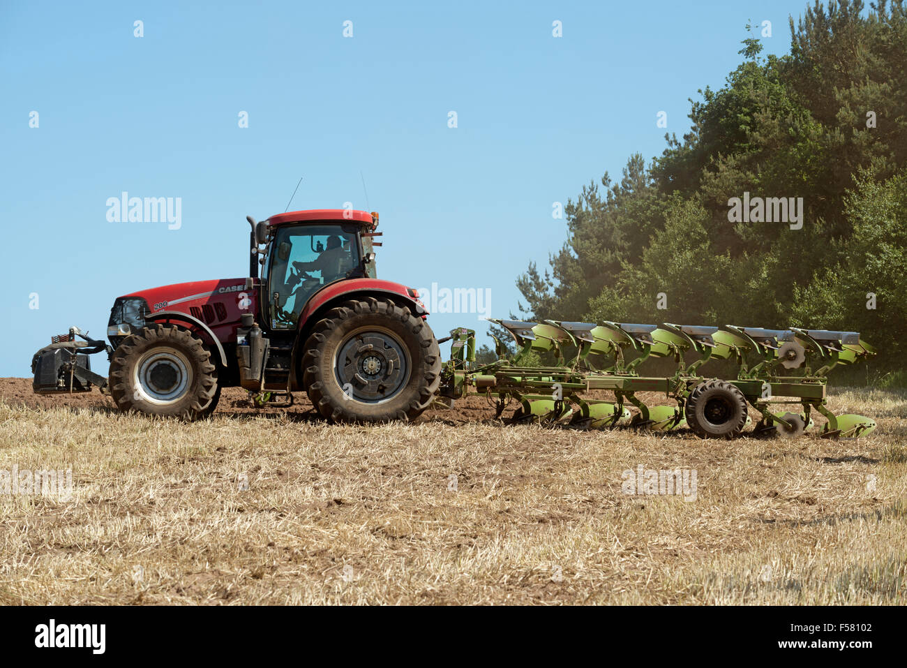 Caso 200 Puma CVX con aratro, Sutton, Suffolk, Regno Unito. Foto Stock